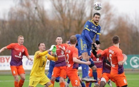 El Energetik (naranjas) llevan ventaja en el fútbol de este país europeo.