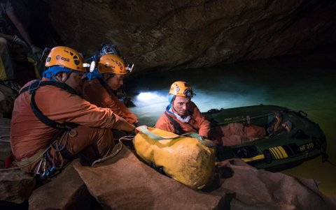 CERDEÑA. Pedro Duque, durante un entrenamiento de la ESA en una cueva de esta ciudada italiana.