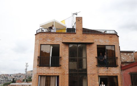 MEDELLÍN. El sacerdote Wilson Grajales oficia la misa desde la terraza de su casa en un barrio de esta ciudad colombiana.