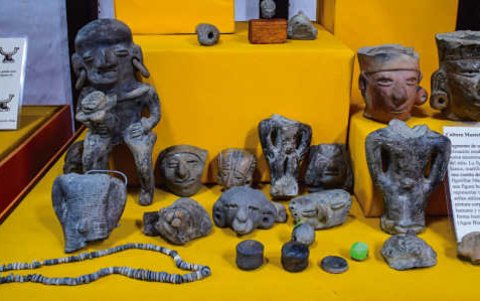 Civilización. En la Casa Cultural se exhiben figuras arqueológicas diversas, que pertenecen a la cultura Manteña-Huancavilca (cerámica de color negro).