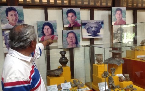 Rostros. Atrás de las vitrinas se exhiben las fotos de los comuneros para poder constatar el parecido con estas figuras.