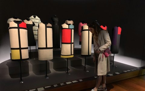 No solo gusta de la moda, también le gusta aprender de ella, por eso visita lugares como el Museo Yves Saint Laurent, en París.