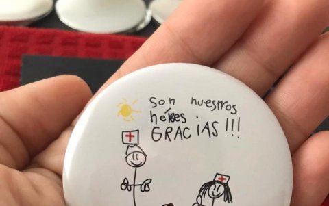 Cariño. En las cajitas que los niños enviaron, además de dulces, hay prendedores con mensajes positivos.