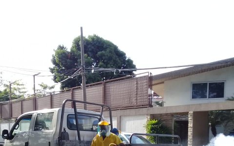 Seguridad. En La Puntilla, los vecinos priorizan la desinfección del entorno.