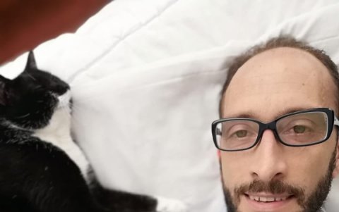 El autor trabaja en una edición artesanal del poemario.