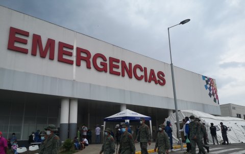 Miembros de las Fuerzas Armadas hacen guardia en el exterior el hospital.