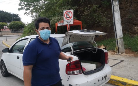 Para conseguir un tanque de oxígeno para su padre, Josué Torres debió movilizarse a barrios peligrosos. En la casa de salud, dijo, no hay.