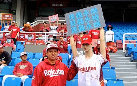 El Rakuten Monkeys, equipo taiwanés que compite en la liga china de béisbol, optó por ubicar a robots en las gradas de su estadio.