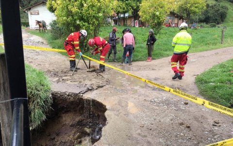 Socorristas solocaron cintas de seguridad en las zonas de riesgo para evitar nuevos percances.