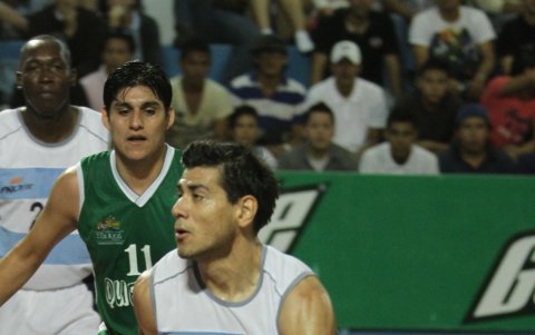 Raúl Cárdenas con el quinteto de la Espol, uno de los equipos que defendió en suelo ecuatoriano.