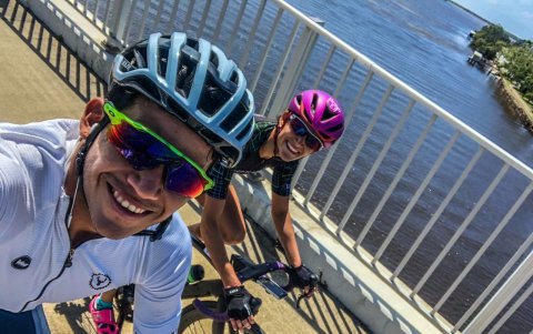 Matute (i) y Elizabeth Bravo mantienen las prácticas en bicicleta, natación y atletismo en Australia. Están a la espera del nuevo programa de competencias.