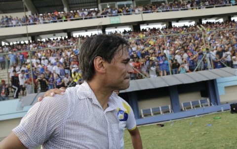 En entrenador Fabián Bustos reconoce que lo vivido en Delfín es inolvidable, pero que le preocupa la situación del premio impago.