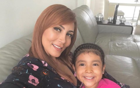 Jasú con la pequeña Leonela.