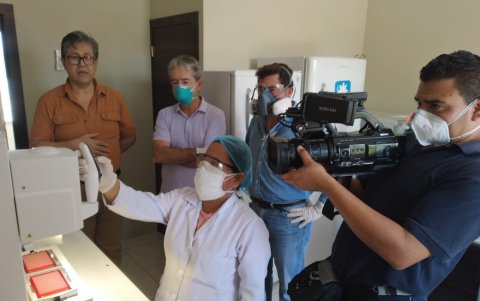 Equipo. En Santa Elena se prevén hacer 10.000 test. Los ciudadanos piden a los alcaldes que inviertan en ellos, como lo hacen en otras provincias.