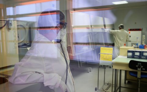 MARSELLA. Unos científicos franceses revisan material biológico relacionado con investigaciones acerca del COVID-19.