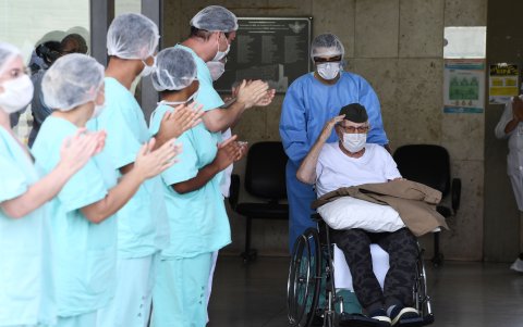 El excombatiente Ermando Armelino Piveta, hace un gesto militar al salir del Hospital de las Fuerzas Armadas en Brasilia, después de ser tratado por el nuevo coronavirus COVID-19.