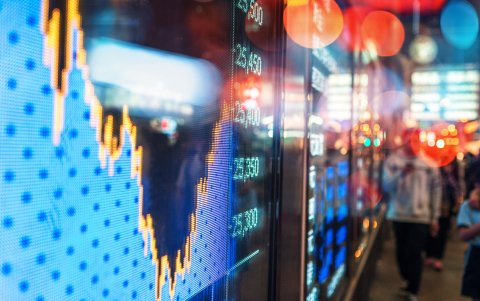 Los riesgos de la economía financiera y real están interrelacionados de dos maneras.