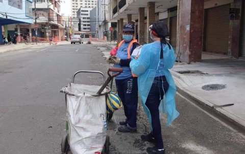 Las pesonas que limpian la ciudad reciben kits de alimentos.