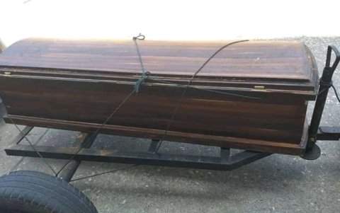 Además del costo del ataúd, los familiares debían afrontar los gastos de movilización.