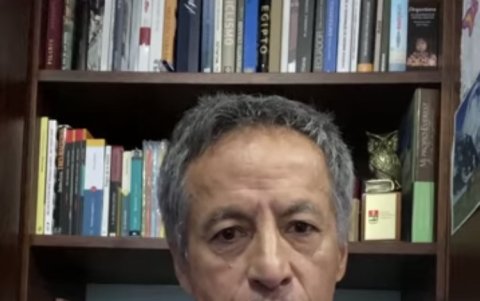 Iván Vallejo desde su confinamiento en casa, en el norte de Quito.