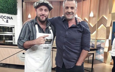 Petersen (derecha) no solo es propietario de restaurante, también es jurado del programa televisivo llamado Gran Premio de la Cocina.