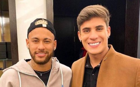 Neymar con Tiago Ramos, pareja de la madre del astro brasileño, quien sería bisexual.