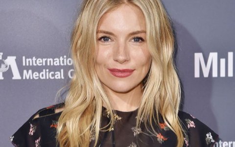 La guapa actriz mantiene el rubio de su pelo natural