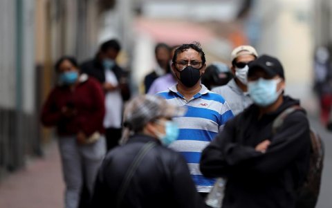 Las mascarillas se han convertido en el accesorio más común en las calles del país y el mundo.