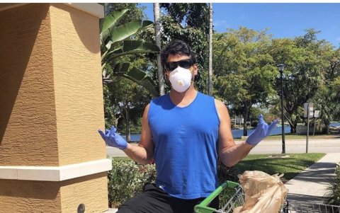 Para hacer sus compras se arma de paciencia.