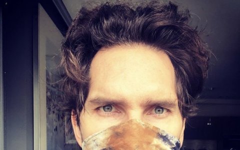 En sus redes sociales habla de la importancia de llevar mascarilla.