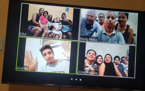 Elizabeth Peña (arriba a la izquierda) compartió esta imagen de una reciente reunión familiar  virtual.