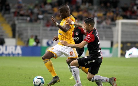 Enner Valencia (i), junto a otros futbolistas ecuatorianos que militan en el exterior han realizado donaciones.
