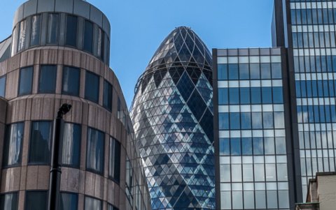 La firma tiene sus oficinas central en Londres, Inglaterra.