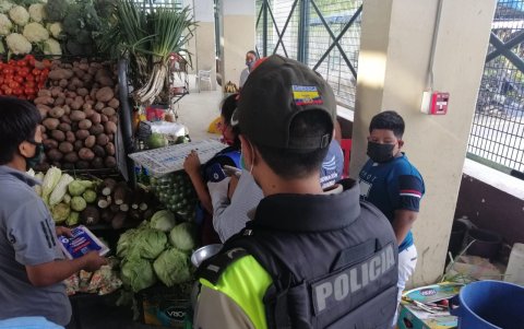 Acto. Los policías del distrito Florida participaron en el control al igual que el intendente de la provincia.