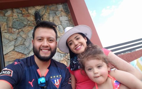 Estefanía García junto a su esposo Julio Reino y su hija Amelia.