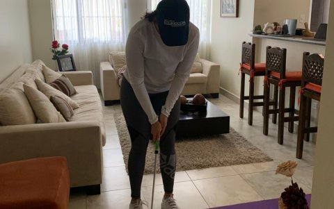 La golfista ecuatoriana creó un minicampo en su hogar para poder seguir entrenando durante el aislamiento.