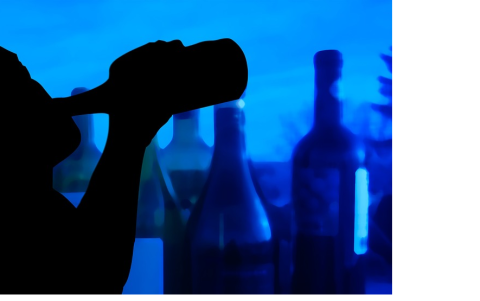 Beber alcihol no elimina al coronavirus.