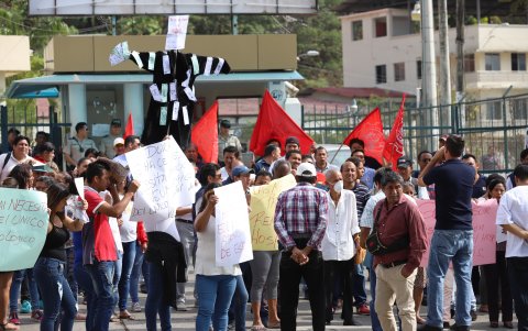 Hecho. Quienes laboraron en el hospital, han realizado protestas exigiendo su reapertura en repetidas ocasiones.

diciembre   del 2018 AMELIA ANDRADE, Guayaquil-Ecuador

Agencia (ag-expreso)