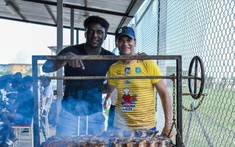 Aunque aún no ha podido compartir uno con los jugadores de Barcelona, Fabián Bustos estaba al frente de los asados en Delfín.