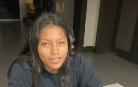 Doménica Valencia, preparándose para derrotar a su papá en un juego de mesa.