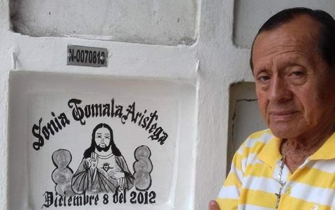 Julio, junto a la tumba de su esposa, a quien visitaba en ocasiones especiales.