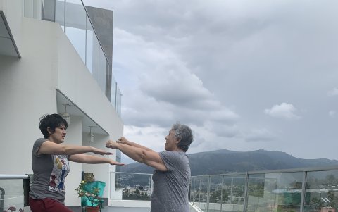 Madre e hija se ejercitan juntas en la terraza de la casa en Quito.