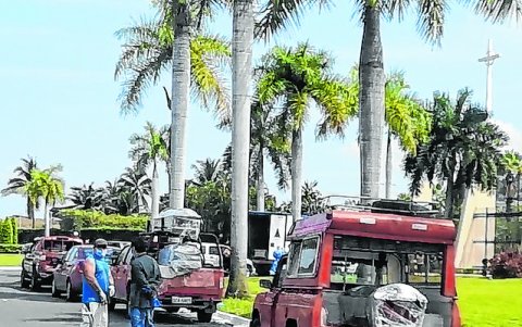 En los cementerios, los deudos hacen cola para enterrar a sus muertos.