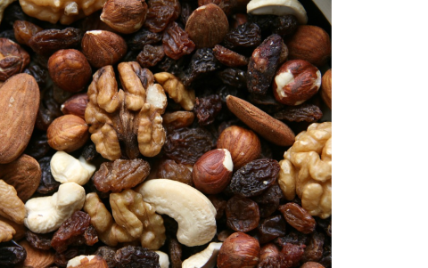 Los expertos recomiendan consumir un puñado de frutos secos al día.