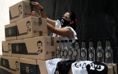Personal de la marca el Chapo 701, entrega despensas a personas de la tercera edad en situación vulnerable en apoyo ante la contingencia sanitaria del  Covid-19, en México