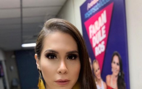 La presentadora de farándula tiene su outfit de limpieza: camiseta fosforescente, short y zapatos negros.