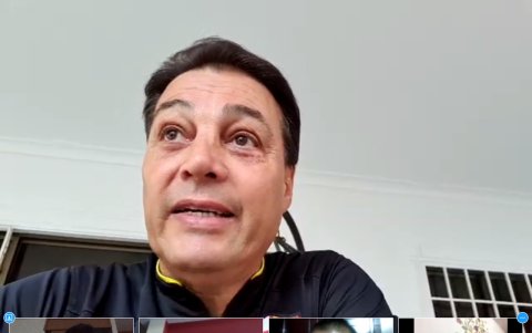 El presidente de Barcelona, Carlos Alfaro Moreno, compartió con los socios del cuadro canario residentes en Quito