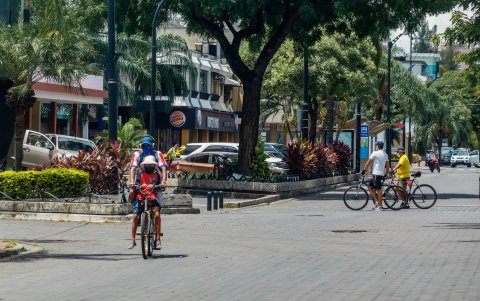 Situación. En la ciudad las personas utilizan la bicicleta para comprar alimentos, medicinas e incluso ir al trabajo.