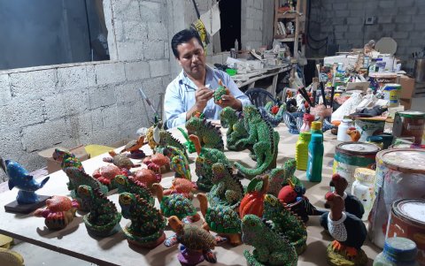 Réplicas. Juan Sánchez pasa la emergencia sanitaria en su taller dando los últimos retoques a las pequeñas figuras.