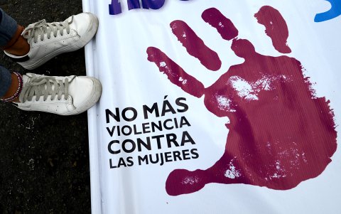 Foto de archivo de una mujer junto a su pancarta contra los femicidios, durante la protesta #NiUnaMenos en Lima